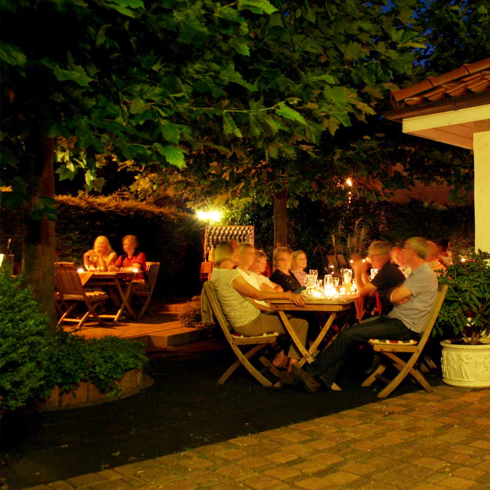 Hotelbesucher im Sommergarten von Heide Residenz